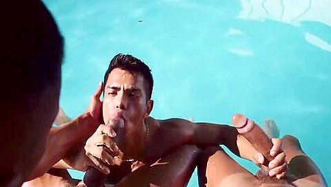 Dois Putos Pirocudos Fodem Passivo Na Piscina 30 Min